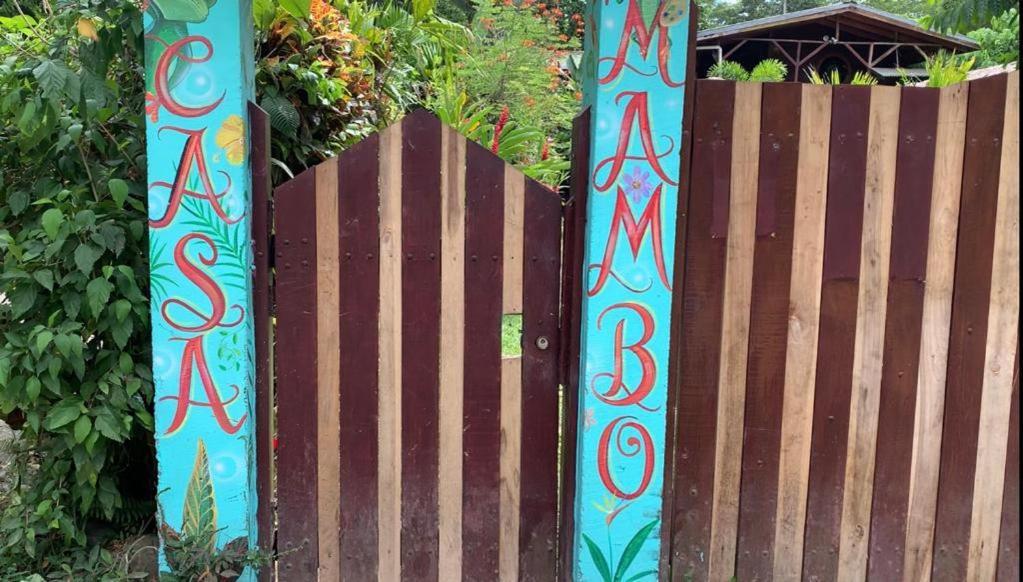 Casa Mambo Bed & Breakfast Кахуита Екстериор снимка