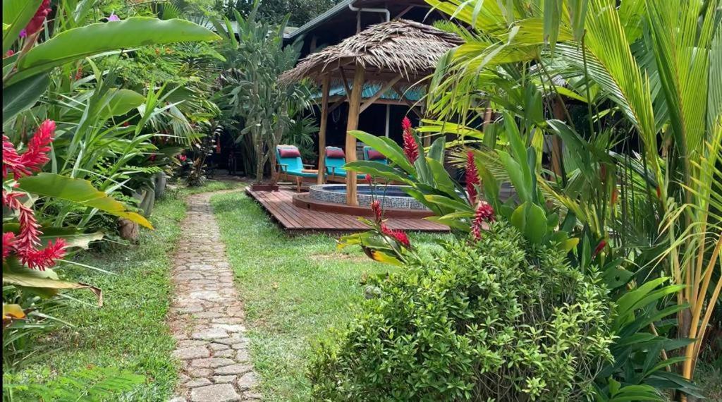 Casa Mambo Bed & Breakfast Кахуита Екстериор снимка